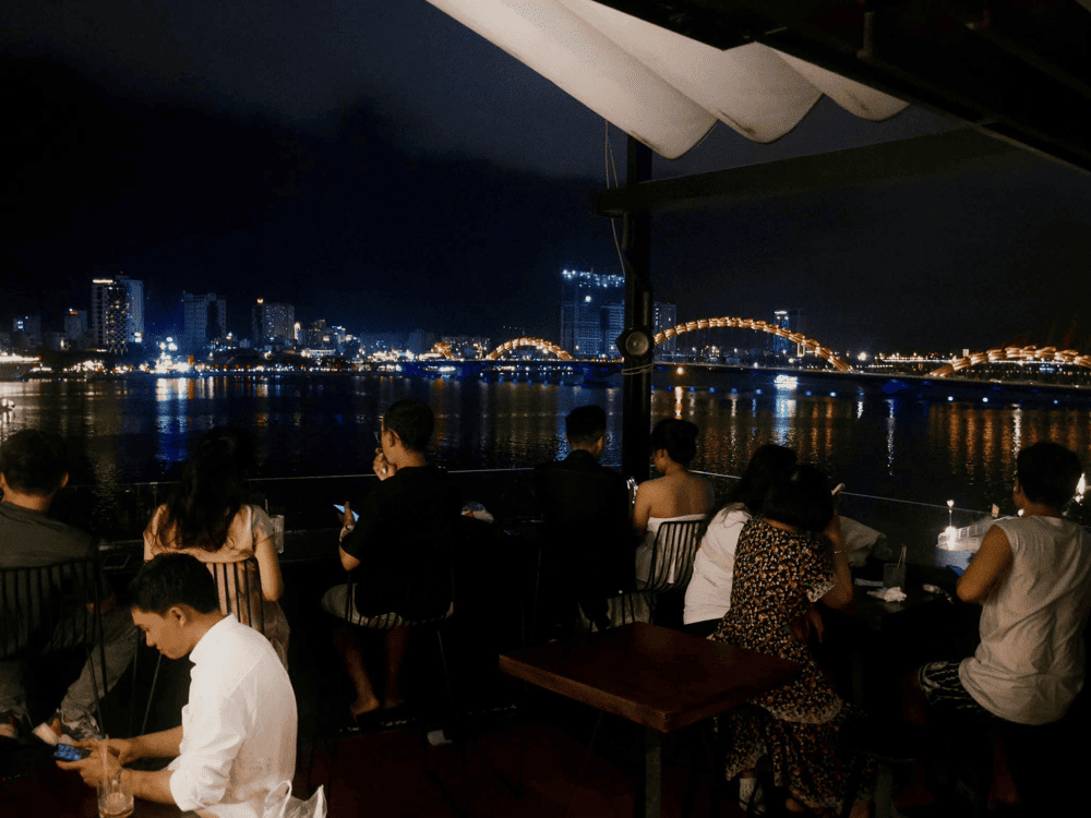 Stunning viewpoints to admire the Dragon Bridge at night from cafés (Source: La cà fê)